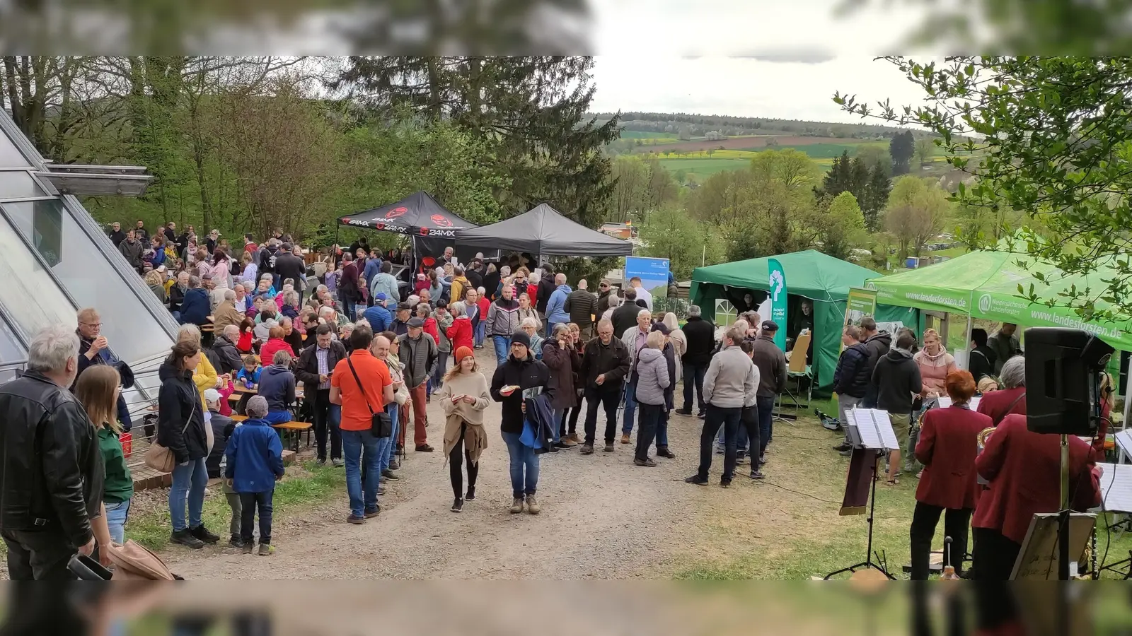 Regionale Produkte, Holzarbeiten, Informationsstände und ein buntes Rahmenprogramm - Im Frühjahr öffnet der ErlebnisWald Solling seine Saison jährlich mit dem Waldmarkt. (Foto: Touristik-Information Uslar/C. Filpe)