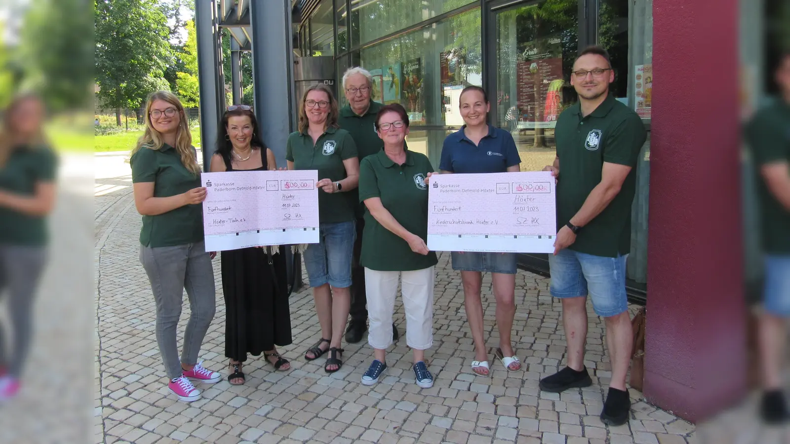 Spendenübergabe (v.l.): Kira Jobst (Schriftführerin), Gabriele Stiewe (Höxter-Tisch e.V.), Katharina Arens (2. Vorsitzende), Gerhard Schwiete (Kassierer), Gabriele Schnabel (1. Vorsitzende), Ines Wiesner-Bender (Kinderschutzbund Höxter) und Marcel Arens (musikalischer Leiter). (Foto: privat)