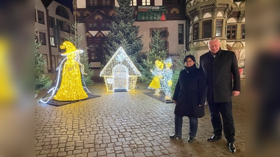 Bürgermeister Daniel Hartmann und Baudezernentin Claudia Koch stellen die beleuchteten Hänsel und Gretel-Figuren vor der Dechanei vor. Weitere Märchenfiguren sollen in den kommenden Jahren folgen. (Foto: Stadt Höxter)
