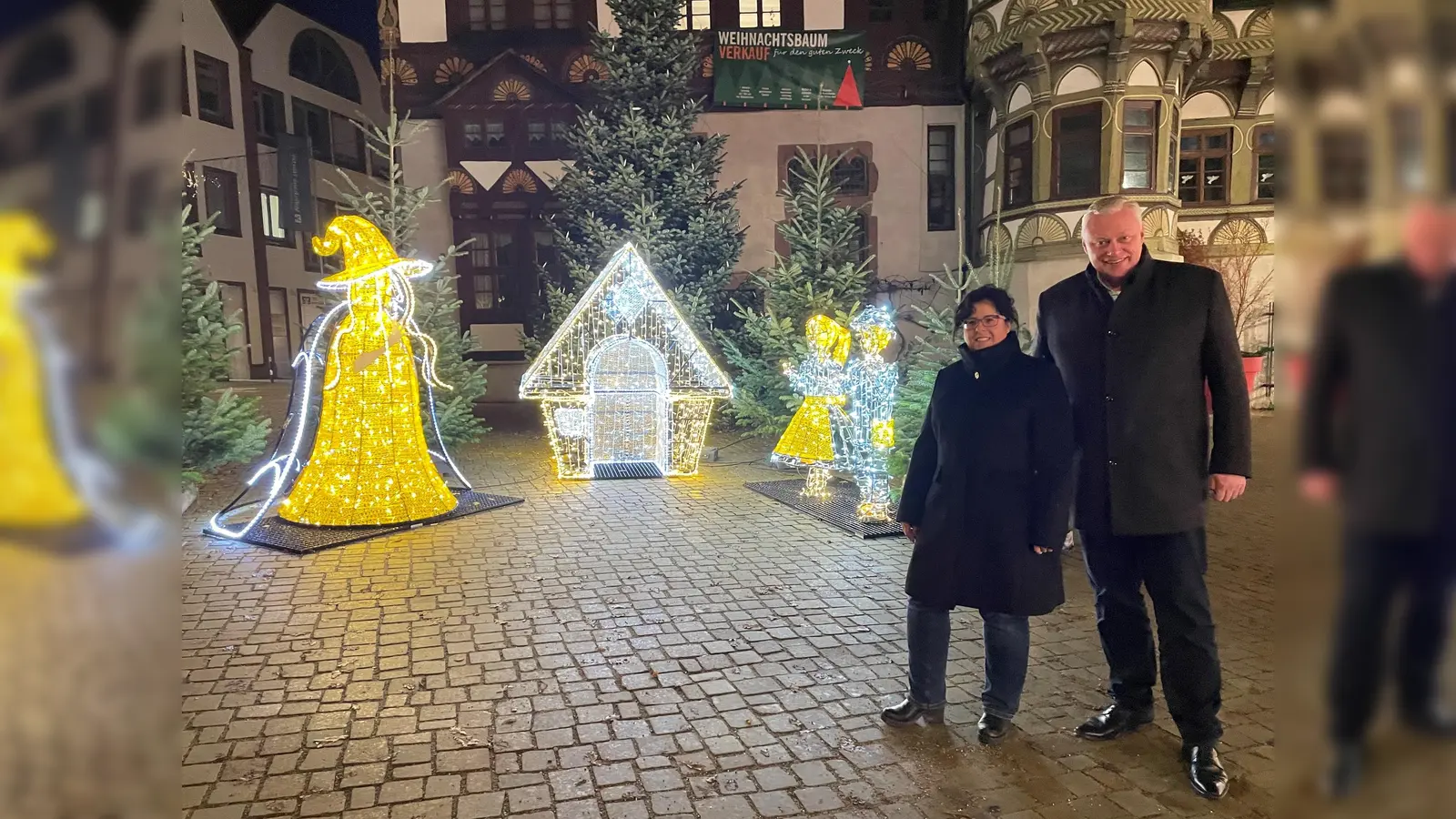 Bürgermeister Daniel Hartmann und Baudezernentin Claudia Koch stellen die beleuchteten Hänsel und Gretel-Figuren vor der Dechanei vor. Weitere Märchenfiguren sollen in den kommenden Jahren folgen. (Foto: Stadt Höxter)