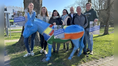 Nadine Paul, Tourismusbeauftrage Stadt Hardegsen, freut sich mit den Veranstaltern des Eselmarktes 2025 auf ein lebhaftes Treiben. (Foto: privat)