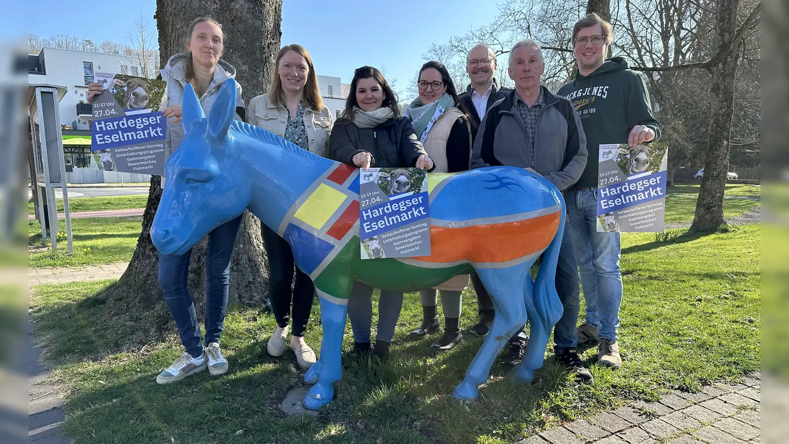 Nadine Paul, Tourismusbeauftrage Stadt Hardegsen, freut sich mit den Veranstaltern des Eselmarktes 2025 auf ein lebhaftes Treiben. (Foto: privat)
