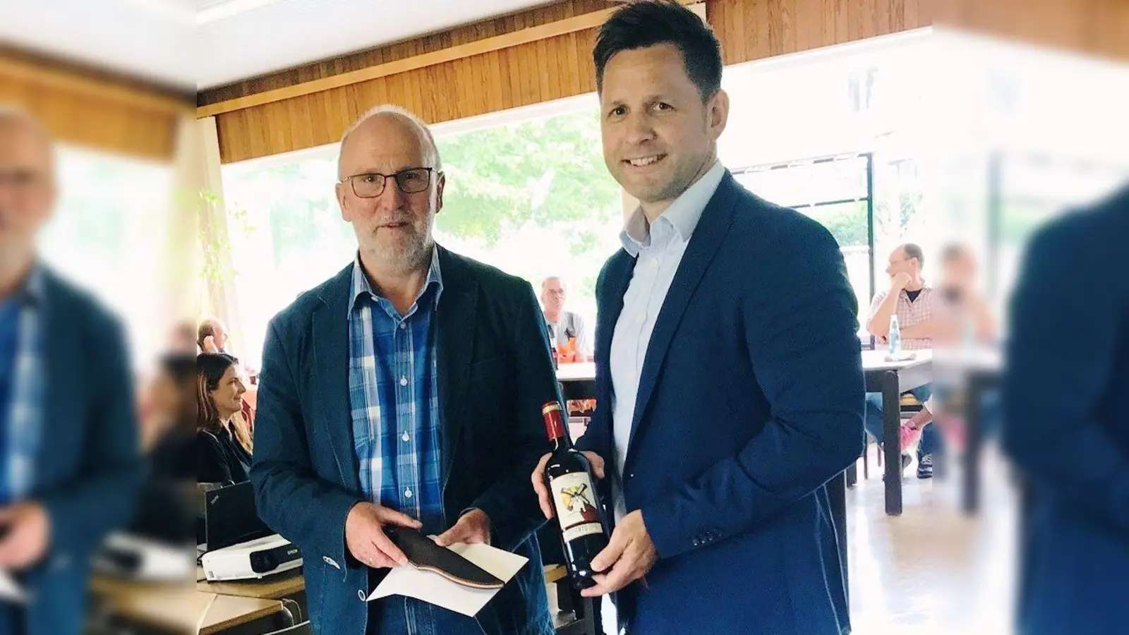 Samtgemeindebürgermeister Tino Wenkel verabschiedet sich von seinem Vorgänger Uwe König. (Foto: Foto: Samtgemeinde Boffzen)