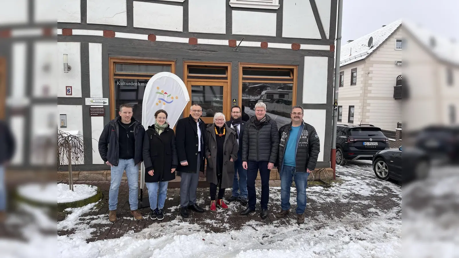 Bauamtsleiter Patrick Pfeiffer, Anna-Sophie Ohlwein, Region Kassel-Land e.V., Landrat Andreas Siebert, Renate Paetzmann vom Tourismusbüro Trendelburg, Hauptamtsleiter Manuel Zeich, Peter Nissen vom Servicezentrum Regionalentwicklung und Trendelburgs Stadtrat Gerhard Stenda. (Foto: Julia Sürder)