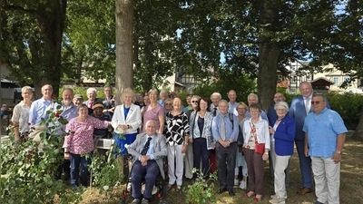 Gruppenfoto an der Weser. Die Freundschaft zwischen Sudbury und Höxter geht auf die Unterzeichnung der Partnerschaftsurkunde im September 1980 zurück. Damals pflanzten die damalige Höxteraner Bürgermeisterin Dorothea Baumgarten und ihr Kollege aus Sudbury an der Weserpromenade eine Stieleiche als sichtbares Zeichen der Freundschaft. (Foto: Stadt Höxter)