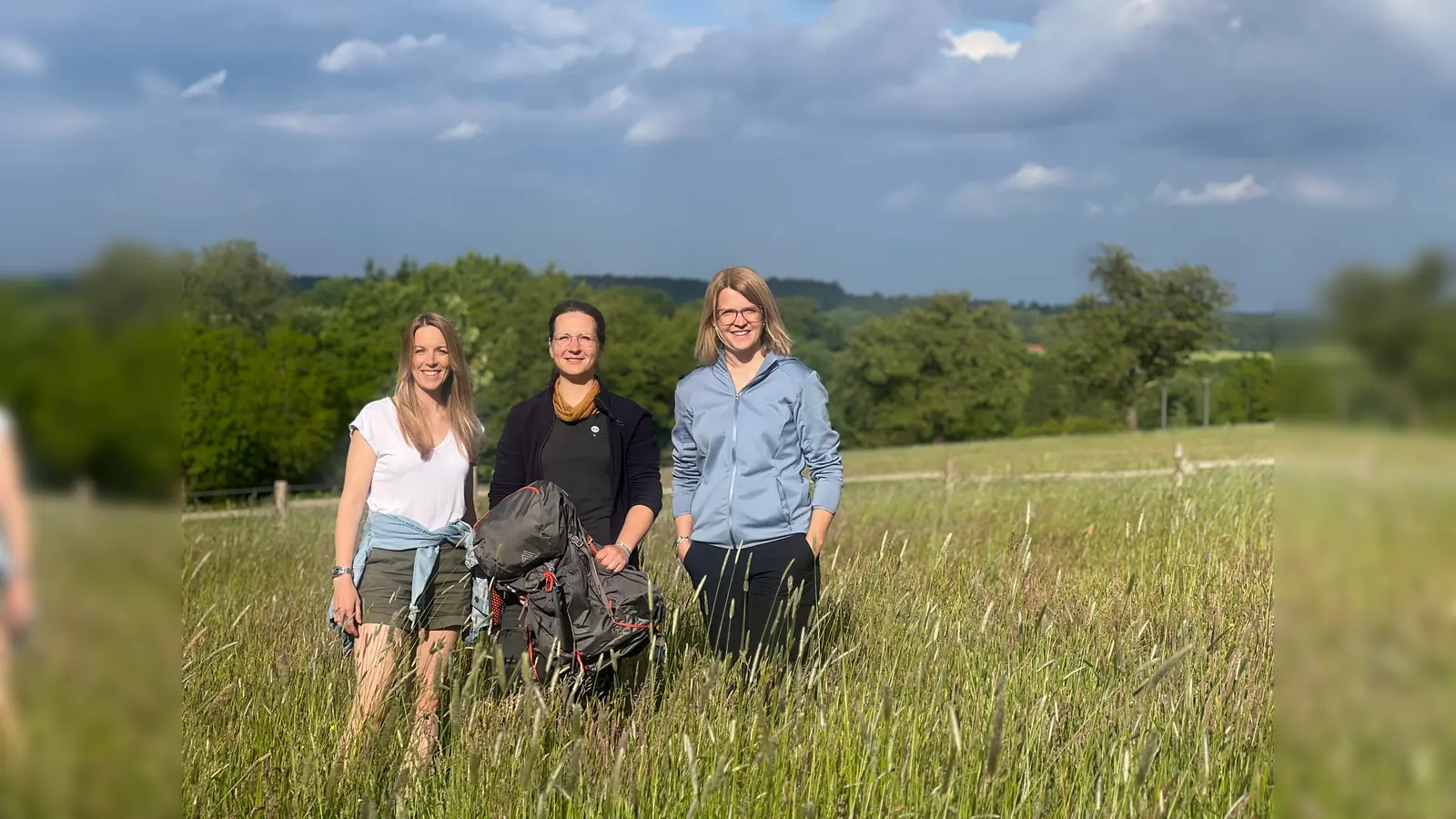Tanja Baensch, Madeline Sprock und Julia Hodes hoffen, dass sich erneut viele Wanderfreunde einfinden. (Foto: Sebastian Baensch)