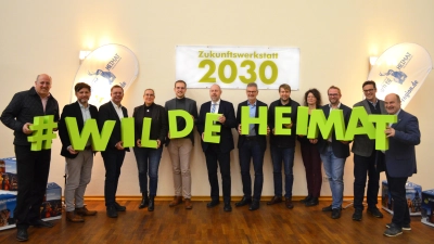 Der Vorstand der SVR blickt in die Zukunft (v.l.): Thomas Junker (Samtgemeinde Bevern), Tino Wenkel ( Samtgemeinde Boffzen), Stephan Wiludda (Flecken Delligsen), Julia Gogreve (LK Northeim), Sven Wolter (Stadt Dassel), Wolfgang Anders (Samtgemeinde Eschershausen-Stadtoldendorf), Ralf Buberti (LK Holzminden), Sebastian Rode (Samtgemeinde Bodenwerder-Polle), Mirca Litto (Senior Consultant BTE), Manuel Liebig (Geschäftsführer SVR), Lars Gunnar Gärner (Stadt Hardegsen) und Torsten Bauer (Vorstandsvorsitzender SVR, Stadt Uslar). (Foto: SVR)