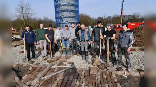 Haben im Rahmen ihrer überbetrieblichen Ausbildung ein Stück Landesgartenschau gebaut: Christian Perl vom Ausbildungszentrum in Brakel-Istrup mit seinen Maurer-Azubis aus dem zweiten Lehrjahr. (Foto: privat)