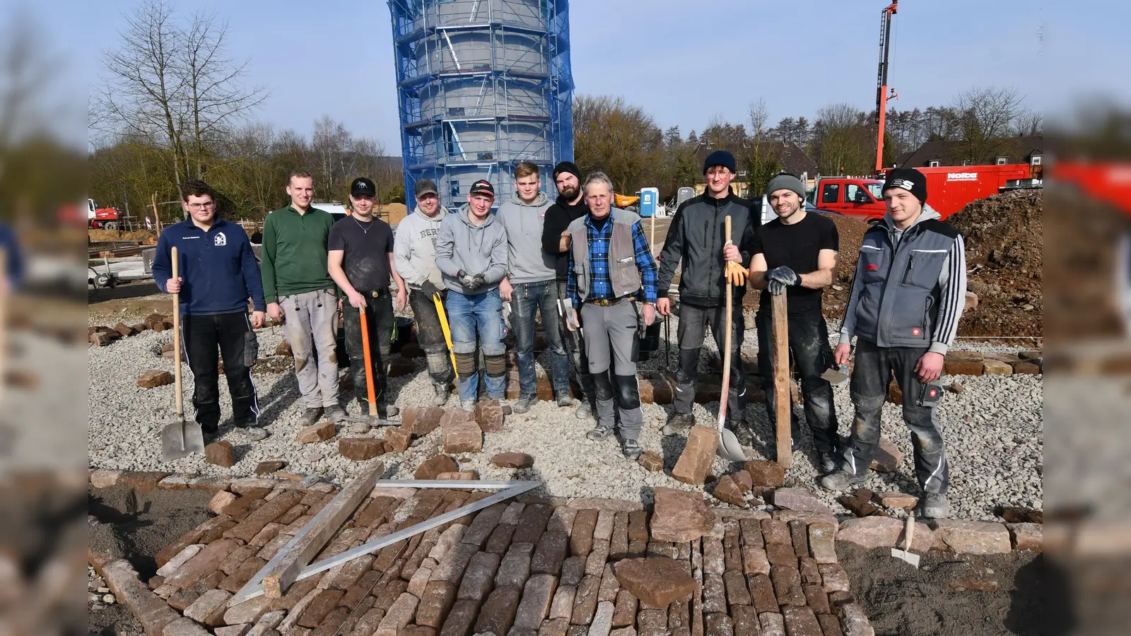 Haben im Rahmen ihrer überbetrieblichen Ausbildung ein Stück Landesgartenschau gebaut: Christian Perl vom Ausbildungszentrum in Brakel-Istrup mit seinen Maurer-Azubis aus dem zweiten Lehrjahr. (Foto: privat)