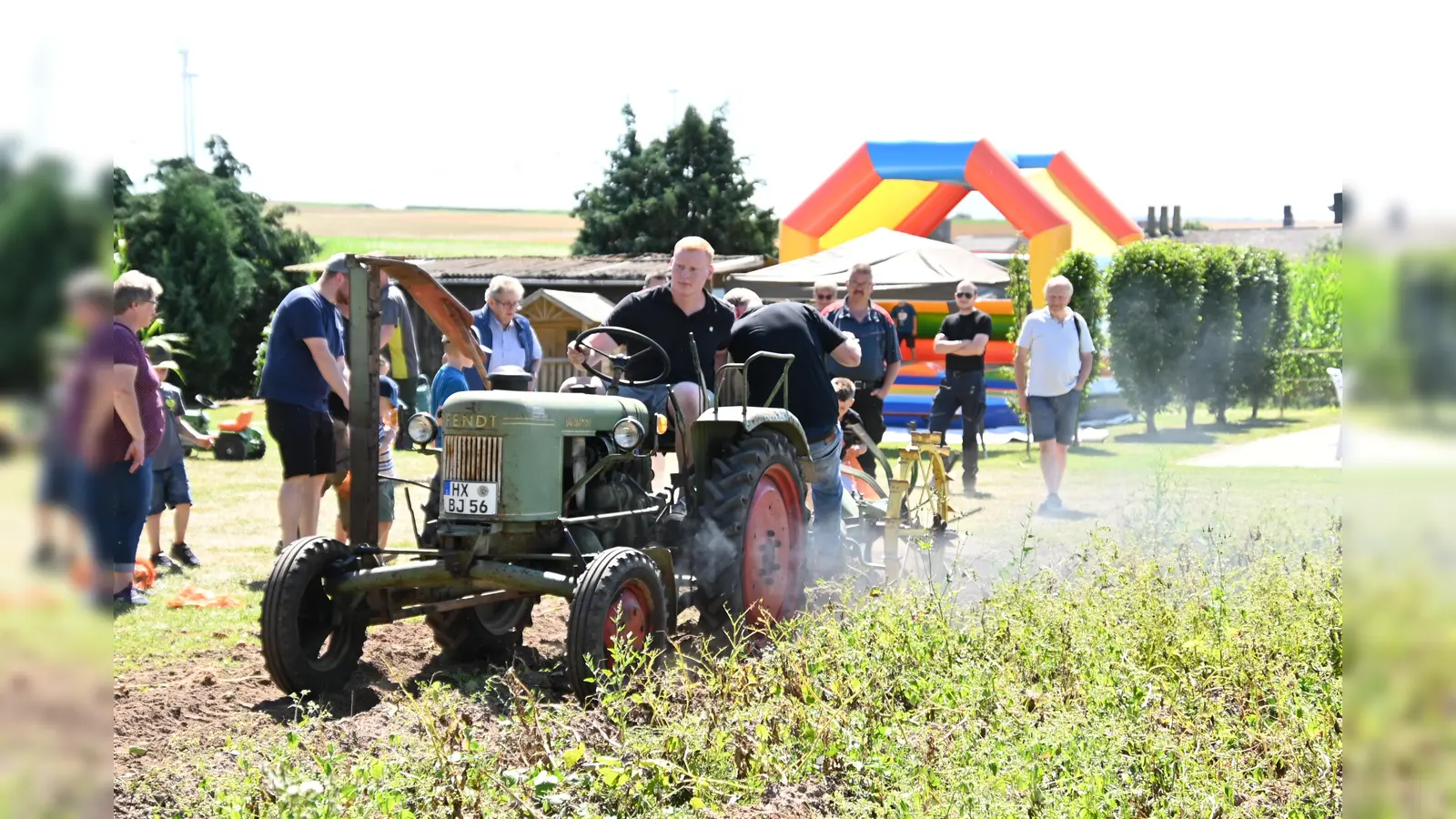 Sönke Wäsche beim Kartoffeln roden (Foto: privat)