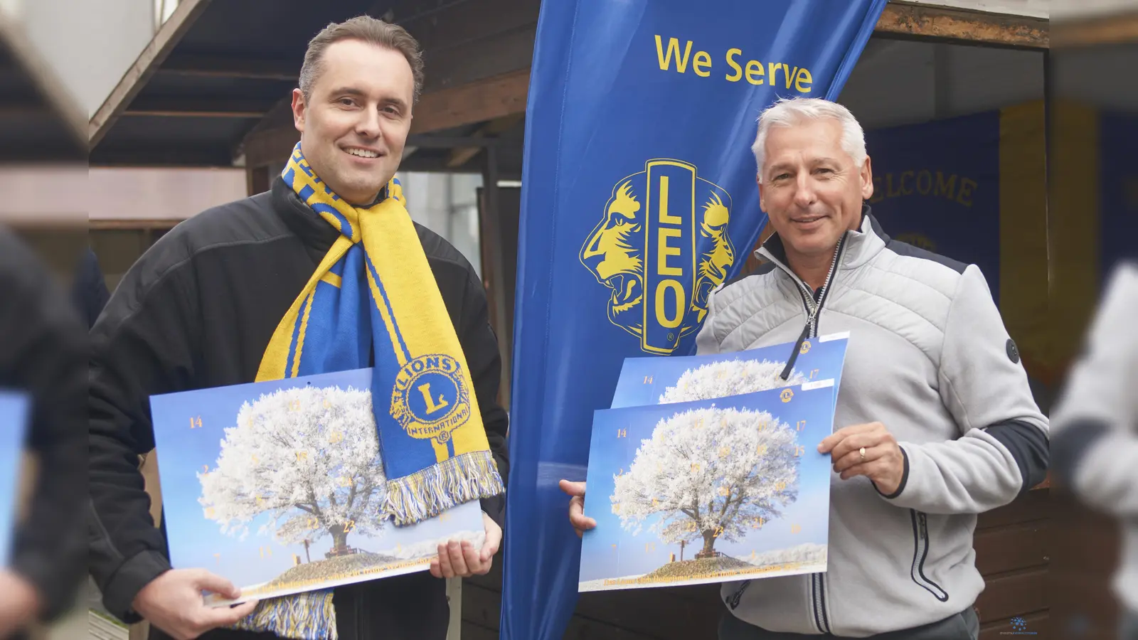 Präsentierten im Rahmen des Herbstmarktes den diesjährigen Adventskalender des Lions Clubs Hofgeismar: Lions-Präsident Simon van Zoest (l.) und Stefan Thöne.<br> (Foto: Stefan Bönning)