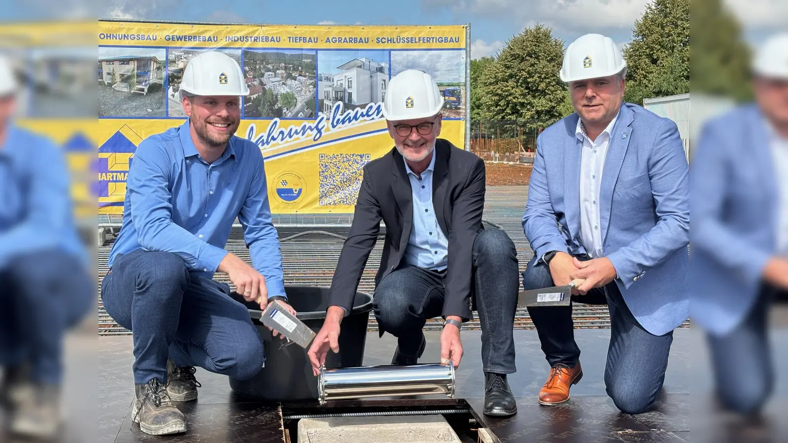 Fabian Fischer (In der Gebäudewirtschaft für das Projekt verantwortlich), Kreisbaurat Ralf Buberti und Landrat Michael Schünemann bei der Versenkung der Zeitkapsel in den Grundstein. (Foto: Peter Drews/Landkreis Holzminden)