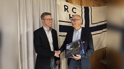Amtsübergabe: Für die Verdienste des bisherigen Vorsitzenden Sven Loewenich (rechts) dankt sein Nachfolger Oliver Casper. (Foto: Ruder-Club Holzminden)