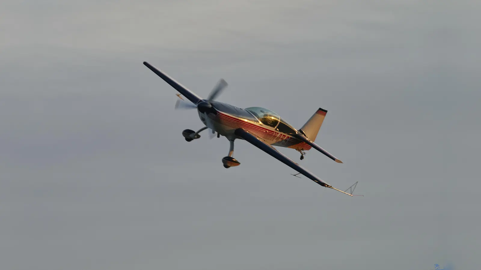 Kunstflugvorführung mit einer Extra 300. Gebannt schaute das Publikum auf die Kunststücke, die die Piloten Martin Kolb und Sebastian Kraemer in den Himmel zeichneten. (Foto: Stefan Bönning)