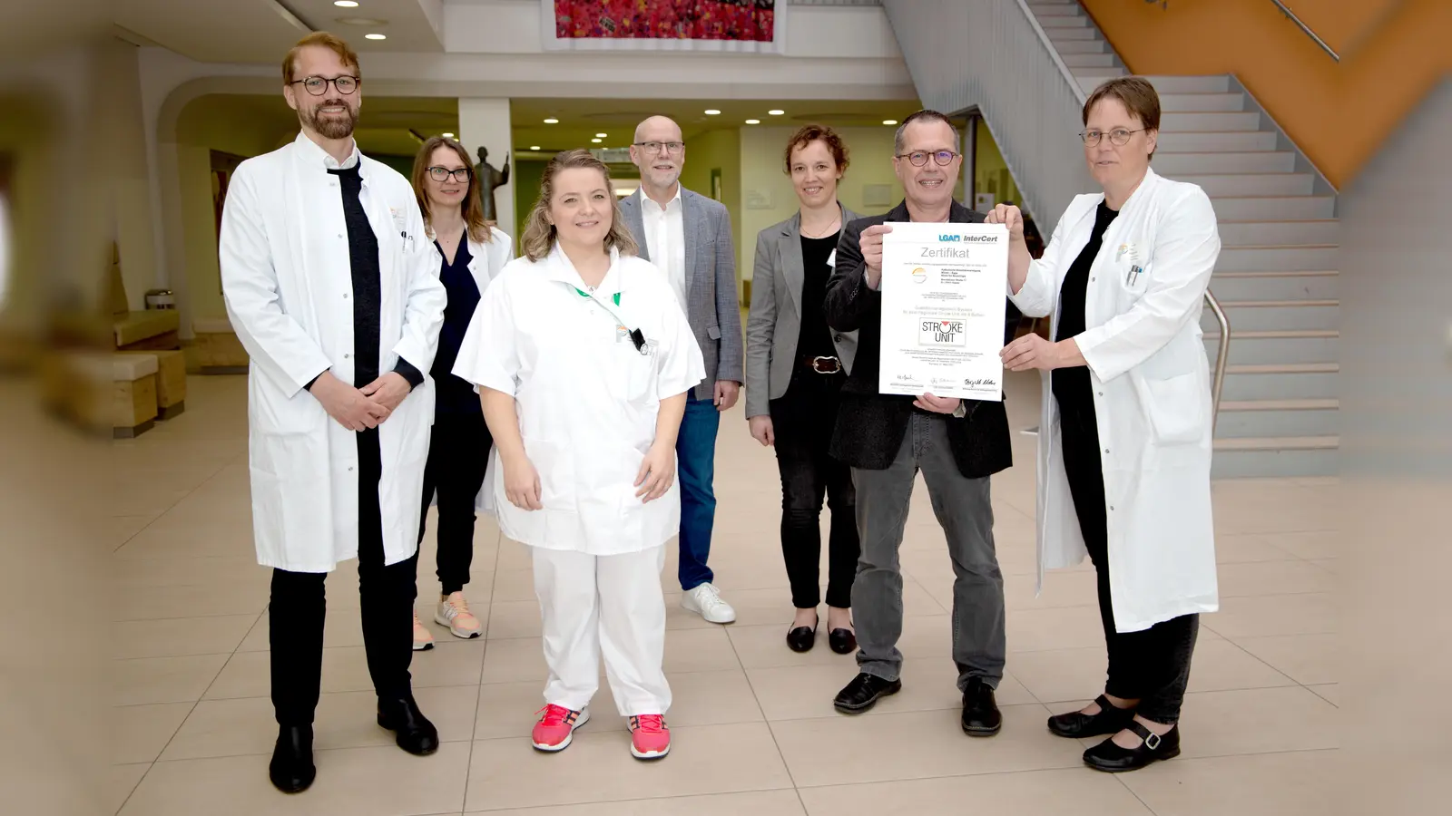 Das Team der Stroke Unit am St. Ansgar Krankenhaus der KHWE ist erneut ausgezeichnet worden (von links): Chefarzt Prof. Dr. Mark Obermann, Oberärztin Nicoleta Adochitei, Stroke Nurse Regina Knol, Falk Orban (Standortleitung St. Ansgar Krankenhaus), Pflegedienstleitung Helene Tammert, Dr. Jochen Bauer (Leitung Qualitätsmanagement) und die leitende Oberärztin Dr. Uta Häberle. (Foto: KHWE)