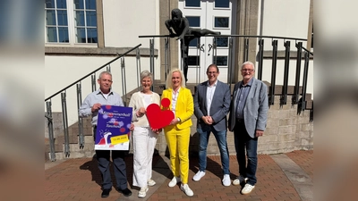 V.l.: Martin Ellermann (Tanzsporttrainer), Birgit Rauchmann (Leiterin der Tanzabteilung), Viola Wellsow (Regionalleiterin Sparkasse Brakel), Karsten Oeynhausen, (1.Vors., DJK Brakel), Dieter Rauchmann (Stellv. Abteilungsleiter Tanzen). (Foto: DJK Brakel)