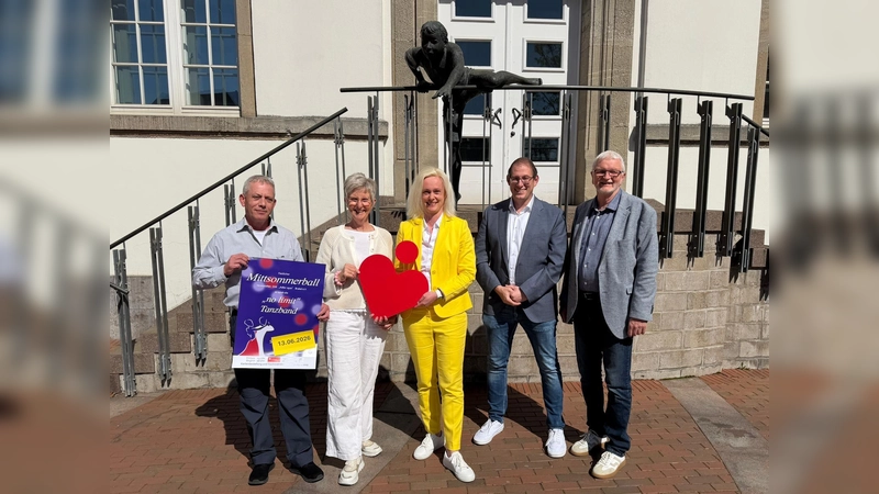 V.l.: Martin Ellermann (Tanzsporttrainer), Birgit Rauchmann (Leiterin der Tanzabteilung), Viola Wellsow (Regionalleiterin Sparkasse Brakel), Karsten Oeynhausen, (1.Vors., DJK Brakel), Dieter Rauchmann (Stellv. Abteilungsleiter Tanzen). (Foto: DJK Brakel)