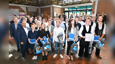 Die besten Prüflinge der Kreishandwerkerschaft Höxter-Warburg 2022 mit (v.l.) Friedrich Weiffen und (davor) Andreas Gogrewe nach den Ehrungen im Kolping-Berufsbildungswerk. (Foto: privat)