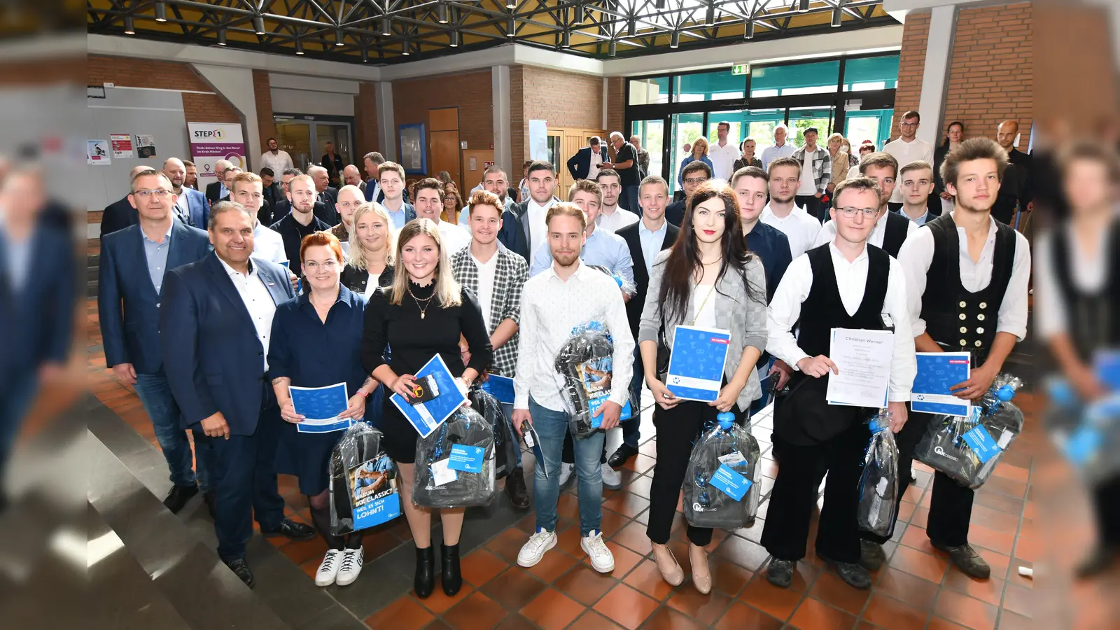 Die besten Prüflinge der Kreishandwerkerschaft Höxter-Warburg 2022 mit (v.l.) Friedrich Weiffen und (davor) Andreas Gogrewe nach den Ehrungen im Kolping-Berufsbildungswerk. (Foto: privat)