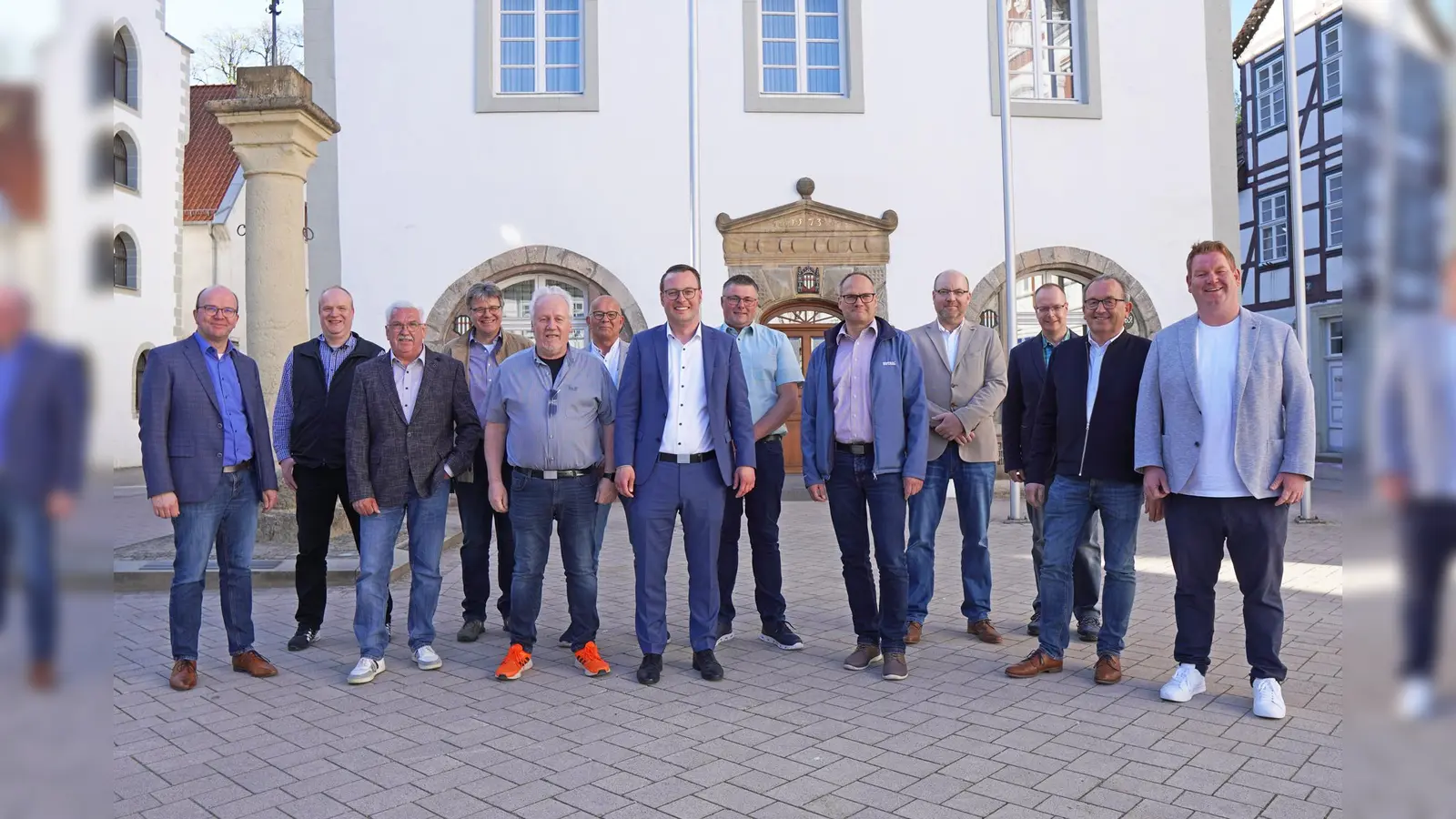 Bürgermeister Alexander Kleinschmidt und sein Allgemeiner Vertreter Andreas Oesselke würdigten die Bezirksverwaltungsstellenleiter als wichtige Anlaufstellen vor Ort (v.l:) Andreas Oesselke, Peter Beller, Raimund Giefers, Markus Krömeke, Michael Dickhausen, Detlef Bargholt, Bürgermeister Alexander Kleinschmidt, Stefan Groppe, Daniel Schmereim, Benjamin Speith, Matthias Hillebrand, Josef Rochell und Stefan Weskamp. Auf dem Foto fehlt Carsten Arentz. (Foto: Stadt Brakel)