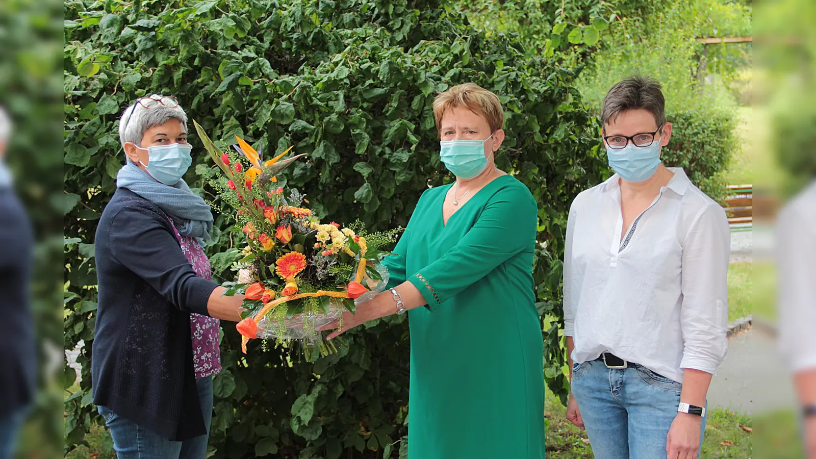 Trotz Abstandsregelung und unter Einhaltung aller Hygienevorschriften, organisierten die Kollegen eine schöne Abschiedsfeier für Rosa Bitter. Im Bild von links zu sehen: Einrichtungsleiterin Stefanie Müller-Exner, Rosa Bitter und Hauswirtschaftsleiterin Christine Büttner. (Foto: Foto: Albert Schweitzer Seniorenzentrum)