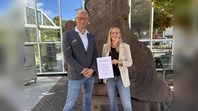 René Köhler, Bereichsleiter für Sicherheit und Ordnung beim Landkreis Holzminden, freut sich darüber, dass Anja Horneffer für die nächsten sieben Jahre den Bezirk LK-HOL 05 übernommen hat. (Foto: Landkreis Holzminden)