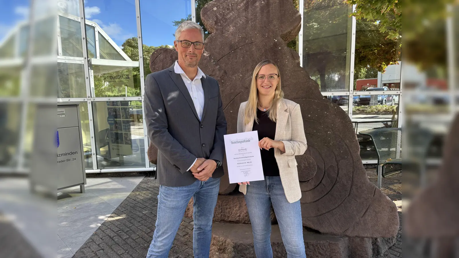 René Köhler, Bereichsleiter für Sicherheit und Ordnung beim Landkreis Holzminden, freut sich darüber, dass Anja Horneffer für die nächsten sieben Jahre den Bezirk LK-HOL 05 übernommen hat. (Foto: Landkreis Holzminden)