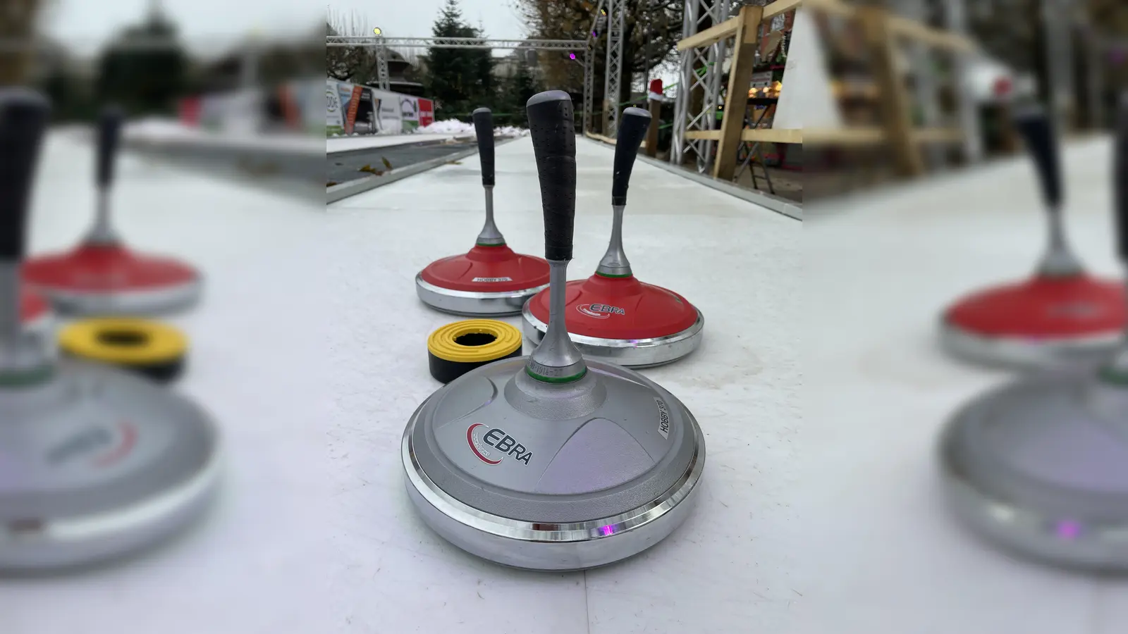 Viel Vergnügen gibt es beim freundschaftlichen Turnier auf dem Eis. (Foto: Stadtmarketing Holzminden)