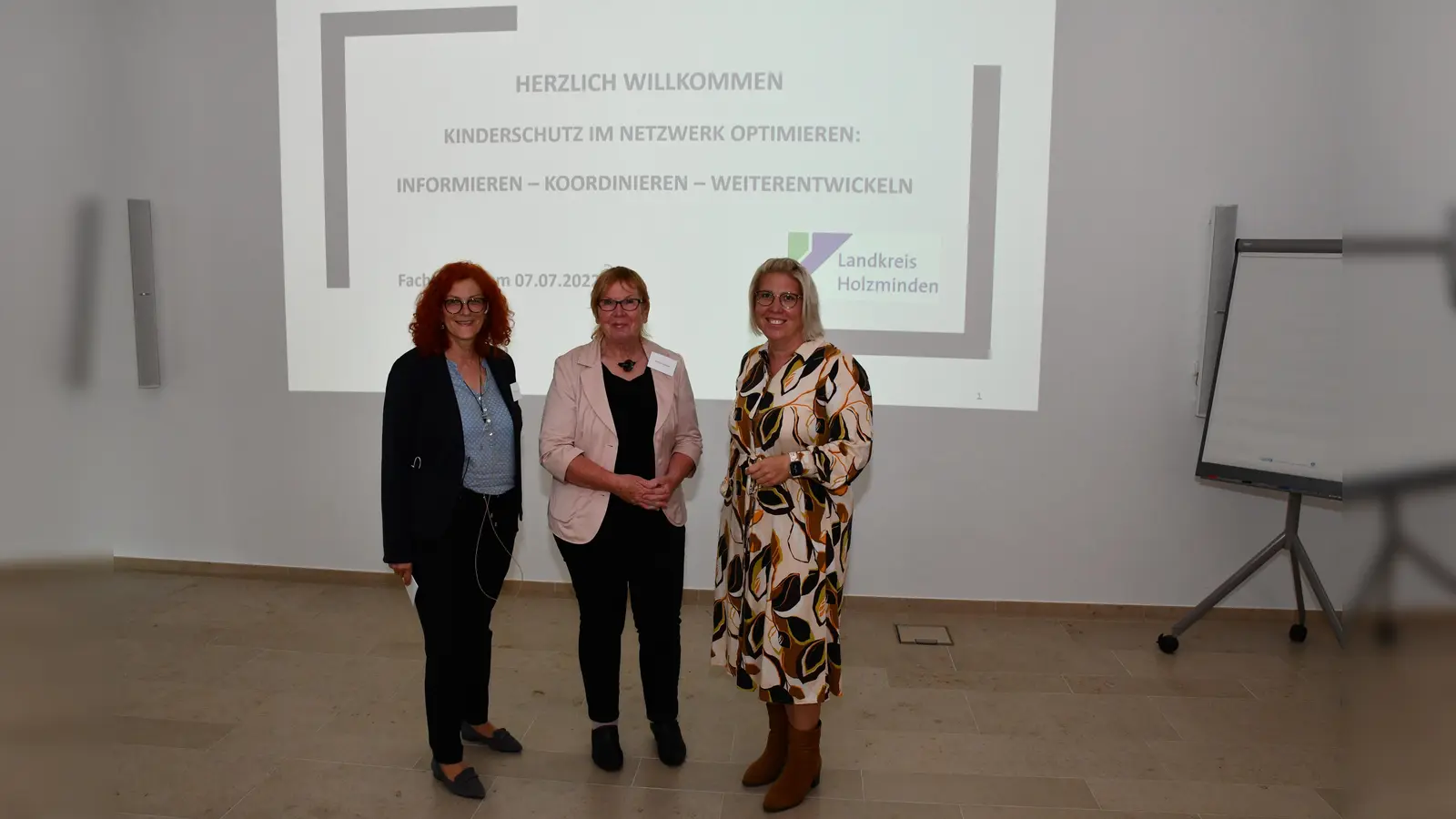 Jugendamtsleiterin Barbara Fahncke, Referentin Christa Frenzel und Erste Kreisrätin Sarah Humburg bei der Kinderschutztagung im Energy Campus. (Foto: Peter Drews/Landkreis Holzminden)