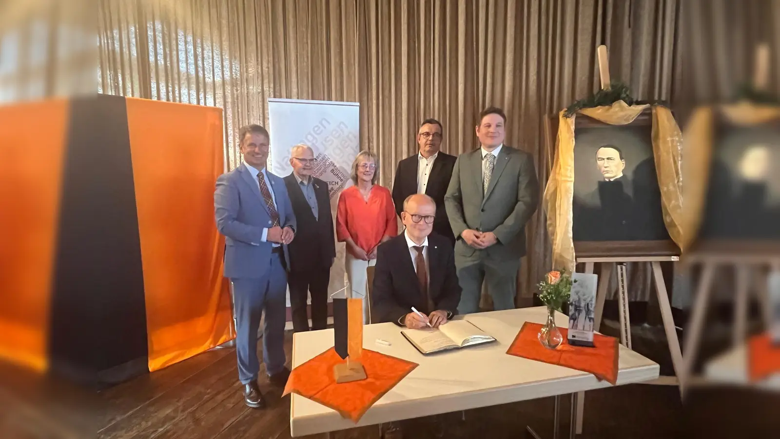 Mit den Worten: „Eine Demokratie braucht Demokratinnen und Demokraten“ und seiner Unterschrift trug sich Landtagspräsident André Kuper in das Goldene Buch der Stadt ein. Mit dabei von links Landrat Michael Stickeln, die beiden Kolping-Gastgeber Konrad Bröckling und Angelika Flore, Kolping-Diözesanvorstand Carsten Viermann und Borgentreichs Bürgermeister Nicolas Aisch. (Foto: privat)
