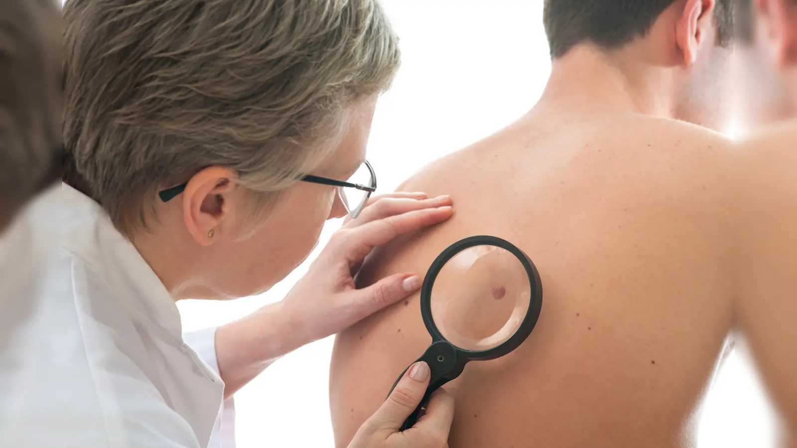 Wenn Krebs frühzeitig erkannt wird, bestehen gute Heilungschancen. Daher sollten Frauen und Männer im Kreis Höxter die Chance der frühen Diagnostik nutzen. (Foto: AOK/hfr.)