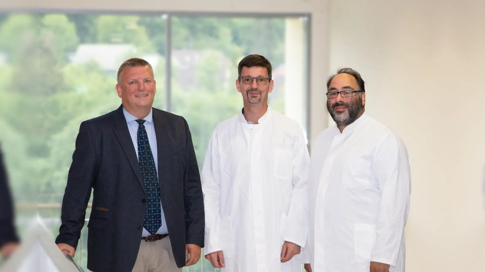 Die Klinik für Kardiologie, Angiologie und Intensivmedizin am St. Ansgar Krankenhaus in Höxter bekommt einen neuen Chefarzt (von links): Geschäftsführer Christian Jostes, Dr. Béla Bózsik und Dr. Bülent Günesdogan. (Foto: KHWE)