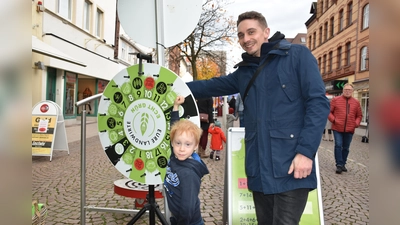 Timo Behse (Infomobil des Landvolks) lässt Maddox (7 Jahre) das Glücksrad drehen, Straßenkreide war sein Gewinn.  (Foto: Barbara Siebrecht)