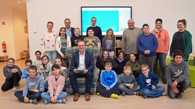 Bürgermeister Alexander Kleinschmidt (Mitte, sitzend) las den Schülerinnen und Schülern als Schirmherr der KulturKonferenz aus „Der Räuber Hotzenplotz“ vor. Organisiert wurde die gemeinsame Leseaktion durch (von links) Corinna Roland (Brüder Grimm Schule), Thomas Conze (Schulen der Brede), Manuel Eller (Brüder-Grimm-Schule), Gerhard Antoni (Berufskolleg Kreis Höxter) sowie Manuela Seeboth und Friederike Menne von der Adolph Kolping Förderschule. (Foto: Stadt Brakel)