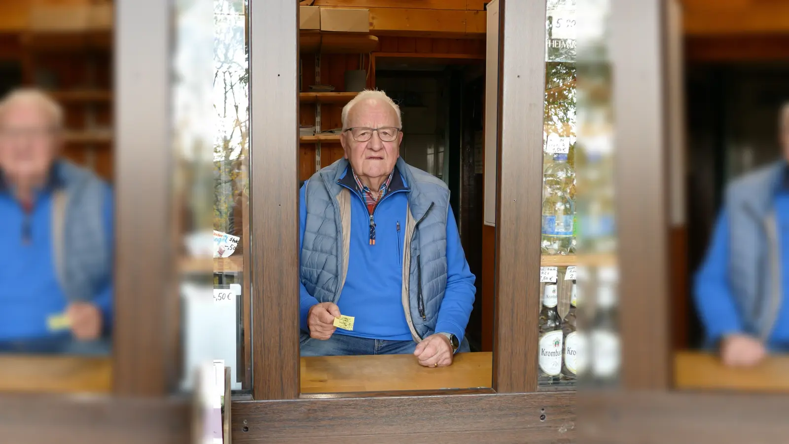 Dieter Steinbrecher in seinem Kartenhäuschen begrüßte und beriet Jahrzehnte die Besucher der Krukenburg.  (Foto: Barbara Siebrecht)