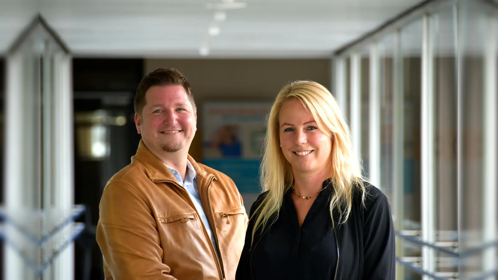 Ehrenamtsmanagerin Katharina Serinelli und Sascha Atteln von der Geschäftsstelle Ehrenamt des Kreises Höxter stellen heraus: „Die Fortbildungen der Geschäftsstelle Ehrenamt als Online- und Präsenzveranstaltungen werden sehr gut angenommen.“ (Foto: Kreis Höxter)