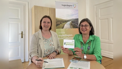 Trisha Daniel und Dr. Jutta Klüber-Süßle als Bereichsleiterin der Wirtschaftsförderung und Kreisentwicklung freuen sich über das rege Interesse der Gemeinden im Landkreis. (Foto: Christine Bossow/Landkreis Holzminden)