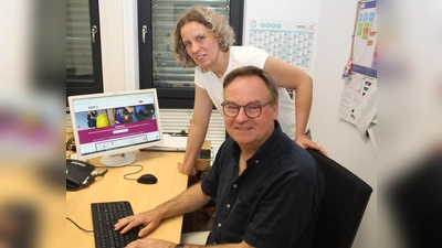 Caroline Rieger, Teamleiterin der Kommunale Koordinierungsstelle Übergang Schule-Beruf beim Kreis Höxter, und Nicolaus Tilly von der Kommunalen Koordinierungsstelle Übergang Schule-Beruf freuen sich über zahlreiche Anmeldungen für die drei Ferienkurse.  (Foto: privat)