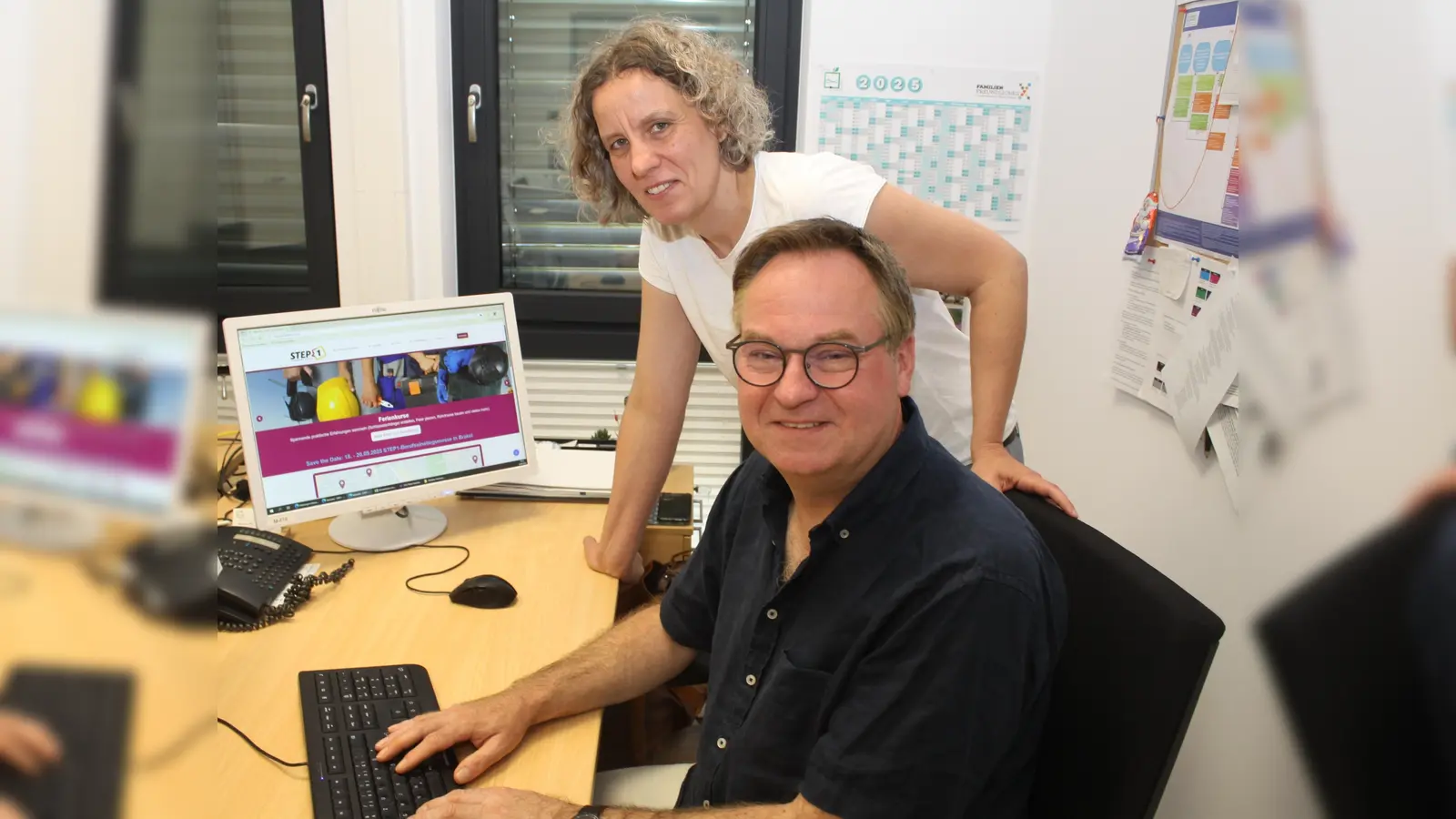 Caroline Rieger, Teamleiterin der Kommunale Koordinierungsstelle Übergang Schule-Beruf beim Kreis Höxter, und Nicolaus Tilly von der Kommunalen Koordinierungsstelle Übergang Schule-Beruf freuen sich über zahlreiche Anmeldungen für die drei Ferienkurse.  (Foto: privat)