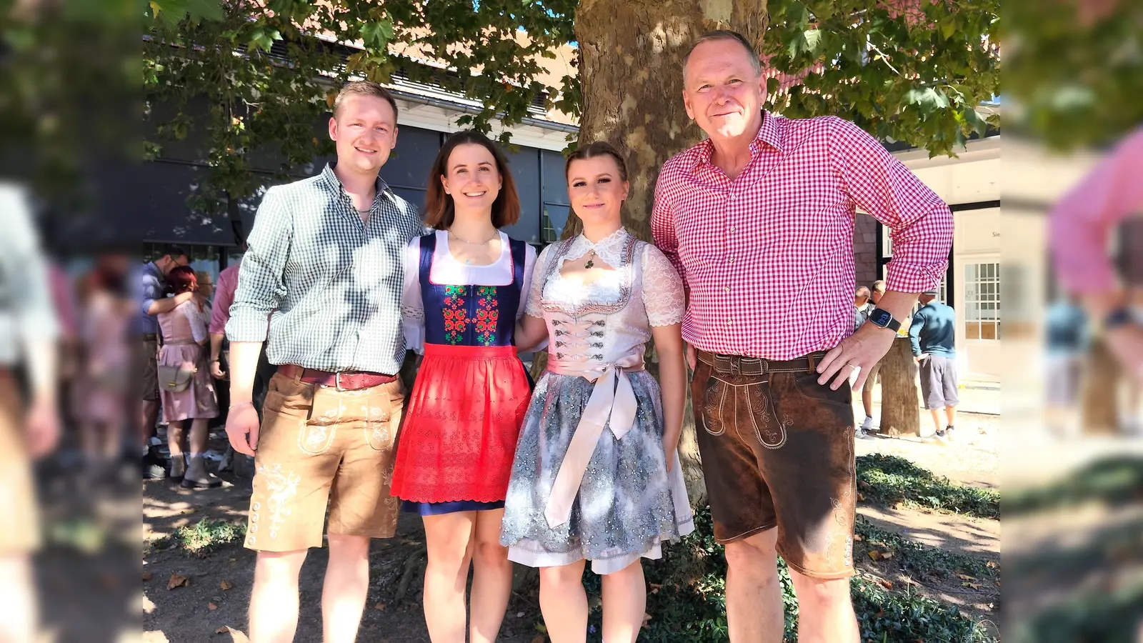 Im zünftigen Outfit auf dem Oktoberfest (v. l.) Julian Gerken, Janina Lammert und Celine Lammert. Ganz rechts Volker Schwartz, Geschäftsführer Gräflicher Park Health &amp; Balance Resort. (Foto: Doris Dietrich)