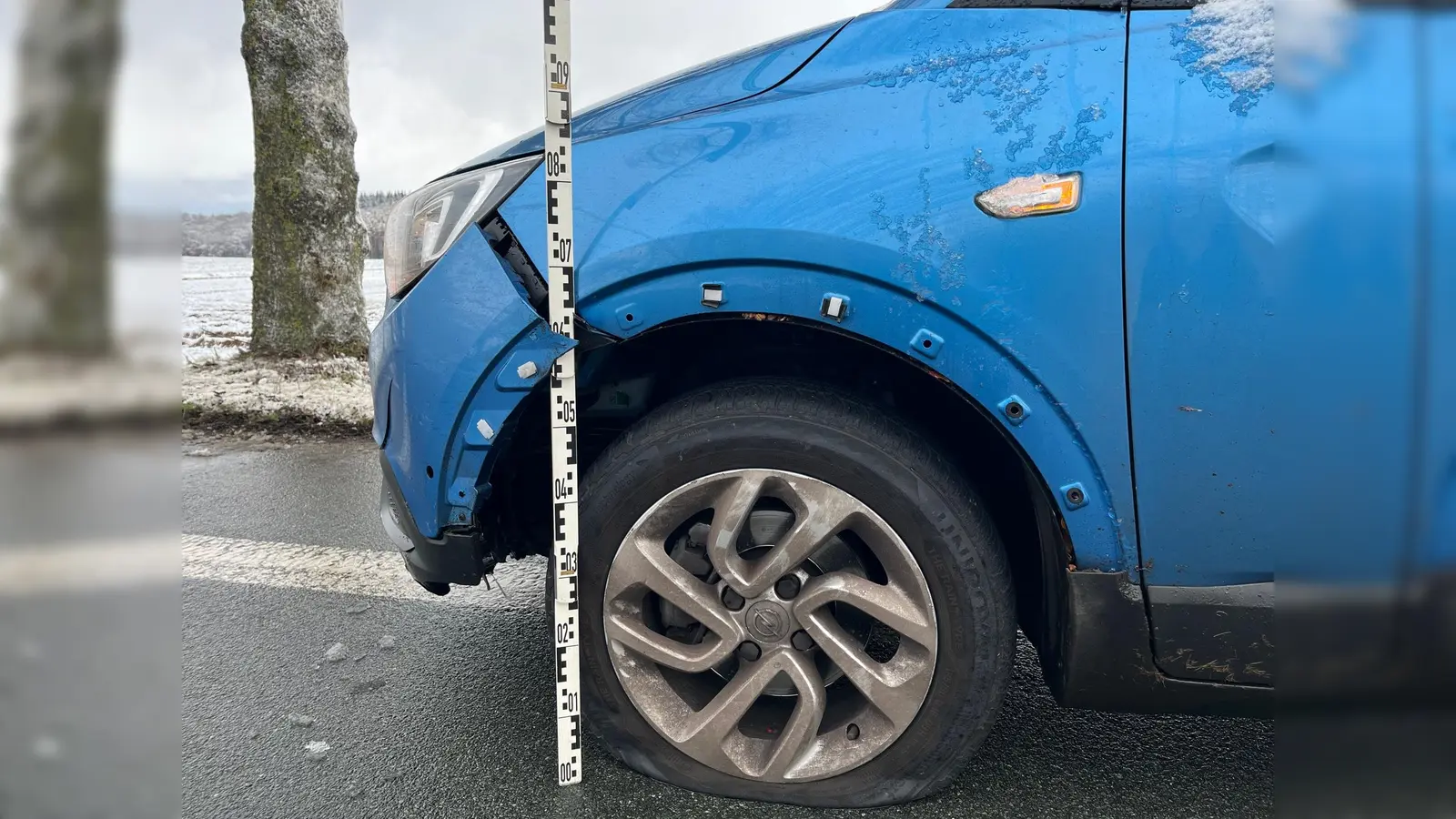 Woher stammen diese Beschädigungen? (Foto: Polizei Kreis Höxter)