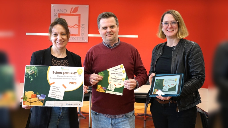 Setzen auf gute Resonanz bei den kostenlosen Online-Veranstaltungen des Eltern- und Erziehungsratgebers „Schon gewusst?“ (v.l.): Silke Merkel (Abteilungsleiterin Soziale Dienste beim Kreis Höxter), Christoph Werner (Abteilung Kinder, Jugend und Familie beim Kreis Höxter) sowie Sandra Wegener (Koordinierungsstelle der kommunalen Präventionskette im Kreis Höxter). (Foto: Kreis Höxter)