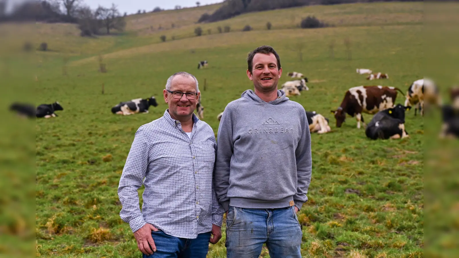 Josef und sein Sohn Jonas Schlüter bewirtschaften den Bioland-Betrieb in Ottbergen gemeinsam. (Foto: Iris Spieker-Siebrecht)