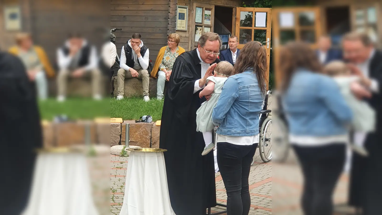Einer der Tauforte war der Schöpfungsgarten an dem Pfarrer Gunnar Wirth Täuflingen aus Amelunxen und Bruchhausen Gottes Schutz zusprach.  (Foto: Barbara Siebrecht)