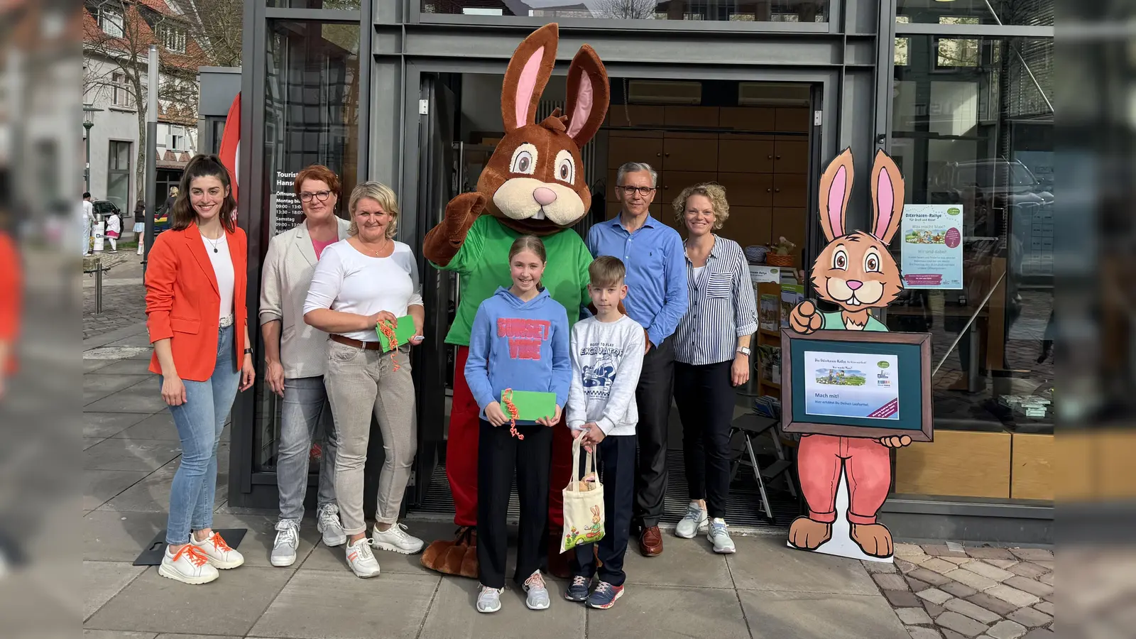 V.l.: Selina Knipping und Nicole Scheifers von der Warburger Hanse, Raphaela Jacobi von der Hansestadt Warburg, Osterhase Maxi, Gewinner: die Tochter von Robert Diederich und Dariy Udaltsov, Paul Drewes und Iris Hansmann von Brauns-Heitmann. (Foto: privat)