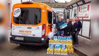 Das Team des St. Josef Seniorenhauses der KHWE überreicht die großzügige Spende an die Vorsitzende Gabriele Elbracht-Hülsweh (rechts). Von links nach rechts: Christof Fleckner, Marc Finke (Einrichtungsleiter St. Josef Seniorenhaus), Rolf Hillebrand, Andrea Kruse und Ursula Meiwes (Pflegedienstleitung St. Josef Seniorenhaus). (Foto: KHWE)