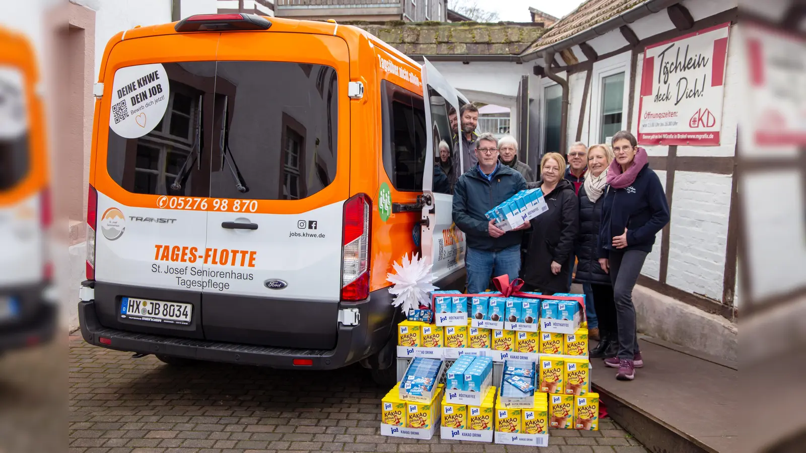 Das Team des St. Josef Seniorenhauses der KHWE überreicht die großzügige Spende an die Vorsitzende Gabriele Elbracht-Hülsweh (rechts). Von links nach rechts: Christof Fleckner, Marc Finke (Einrichtungsleiter St. Josef Seniorenhaus), Rolf Hillebrand, Andrea Kruse und Ursula Meiwes (Pflegedienstleitung St. Josef Seniorenhaus). (Foto: KHWE)