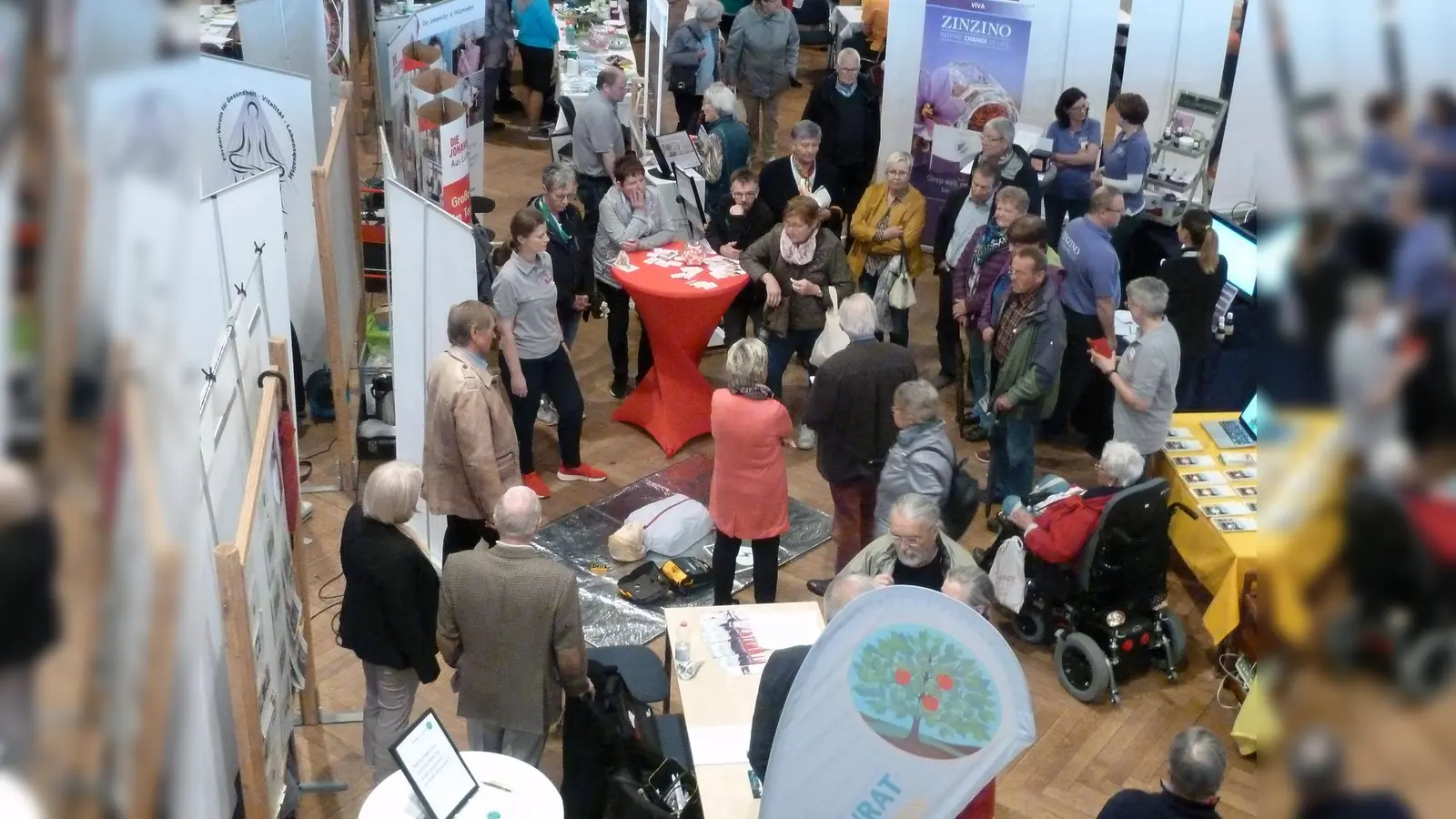 Die Gesundheitsmesse in der Holzmindener Stadthalle lockt zahlreiche Besucher an. (Foto: privat)