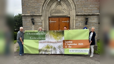 Präsentieren das Werbebanner vor der evangelischen Kreuzkirche (v.l.): Erwin Nowak, Maria Kröling, Stephan von Kölln und Michaele Grote. (Foto: privat)