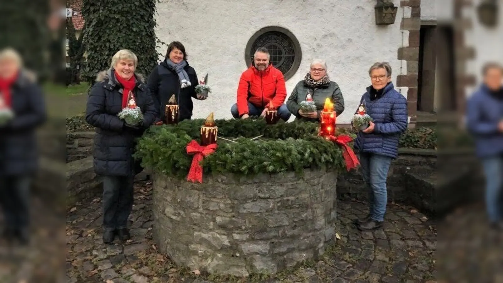 An der Adventskranz-Idee waren beteiligt: (v. l.) Roswitha Böker, Ursel Butterweck, Sebastian Rapp, Birgit Hillebrand und Helga Kohlandt. (Foto: Foto: privat)